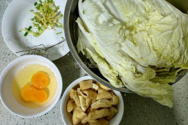 油豆腐白菜鸡蛋汤的做法图解1