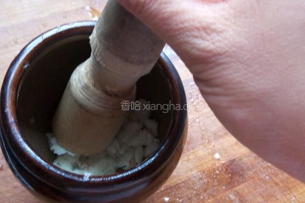 蒜蓉凉拌黄瓜皮蛋的做法图解4