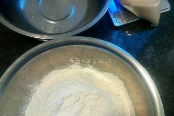 葱花火腿肠花卷的做法图解1