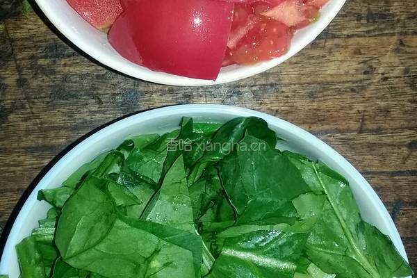 腌肉菠菜西红柿面的做法图解1