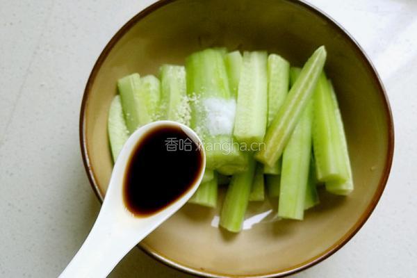 咸蛋黄凉拌黄瓜的做法图解3