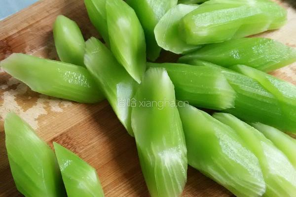 清炒莴笋片的做法图解2