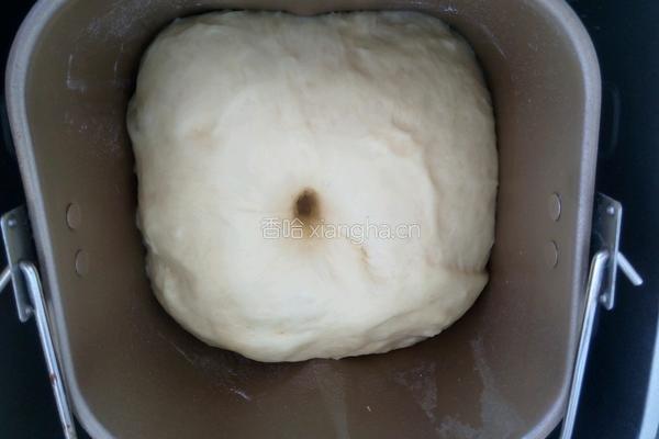 豆沙面包的做法图解3