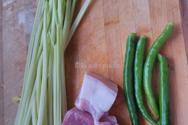 肉末炒香芹的做法图解1