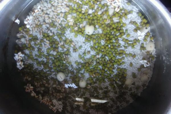 绿豆糯米莲子薏米水的做法图解2