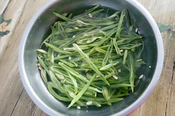 豆角丝炒肉的做法图解2