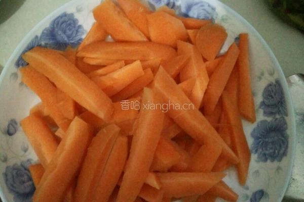 胡萝卜腊肉的做法图解1