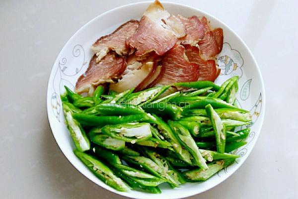 尖辣椒炒酱肉的做法图解1
