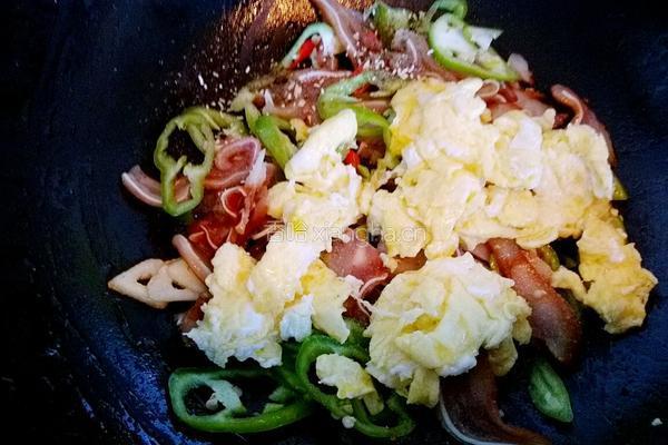 猪耳朵炒辣椒鸡蛋的做法图解12