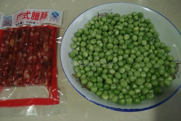 豌豆炒腊肠的做法图解1