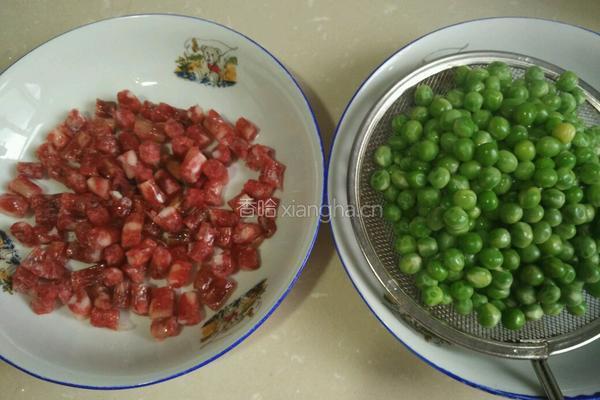 豌豆炒腊肠的做法图解4