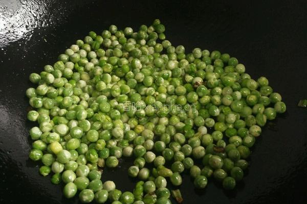 豌豆炒腊肠的做法图解6