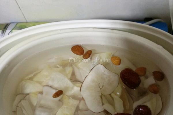 响螺花胶海底椰汤的做法图解2