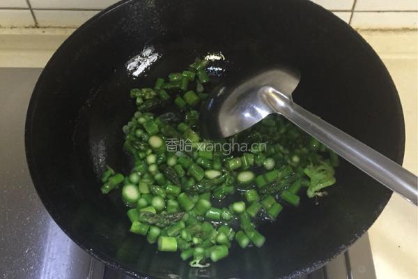 芦笋鱿鱼黄金炒的做法图解6