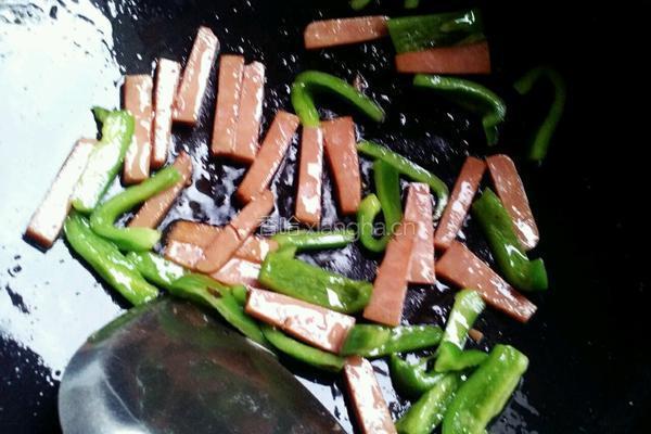 青椒火腿茭白笋的做法图解3