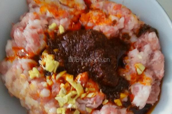 酱肉蒸苦瓜的做法图解1