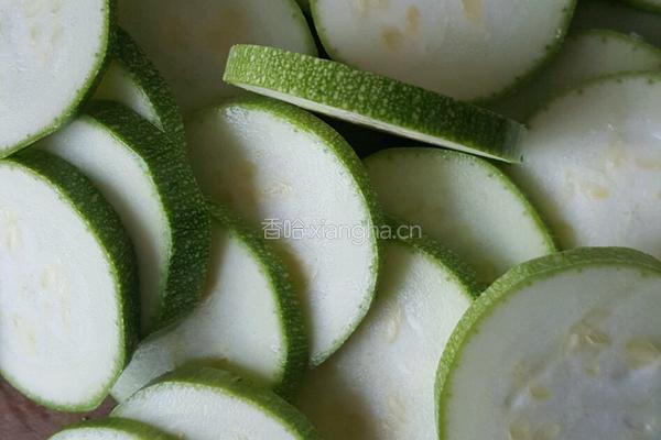 香煎孜然西葫芦的做法图解2