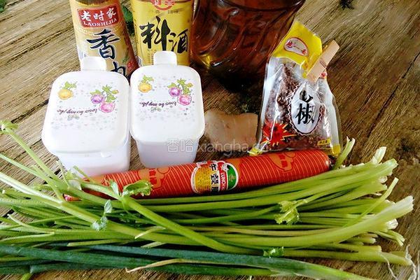 火腿炒芹菜的做法图解1