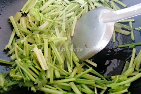 火腿炒芹菜的做法图解6