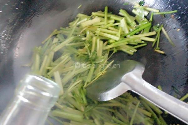 火腿炒芹菜的做法图解7