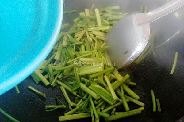 火腿炒芹菜的做法图解9