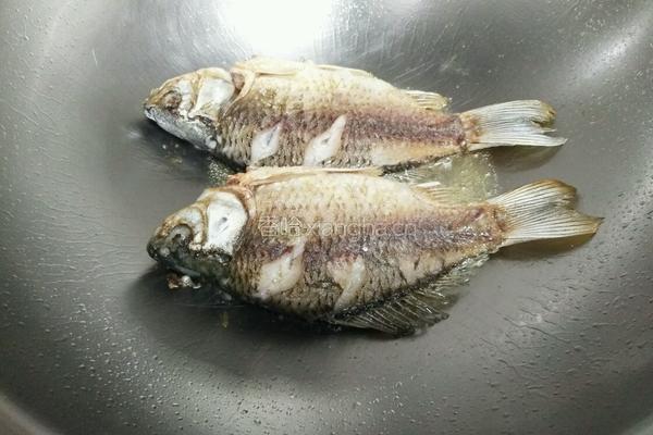 豆瓣鲫鱼的做法图解3