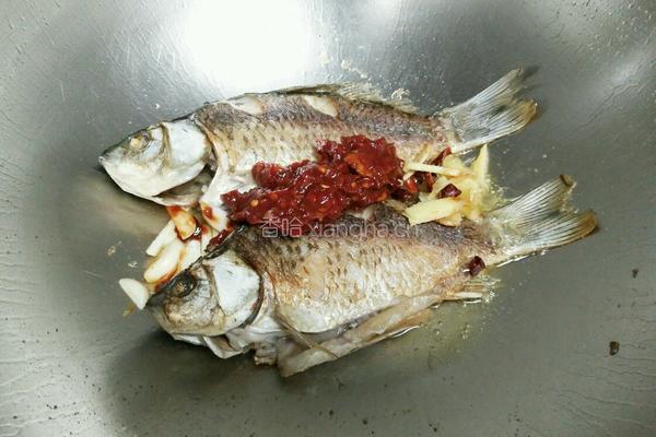豆瓣鲫鱼的做法图解5