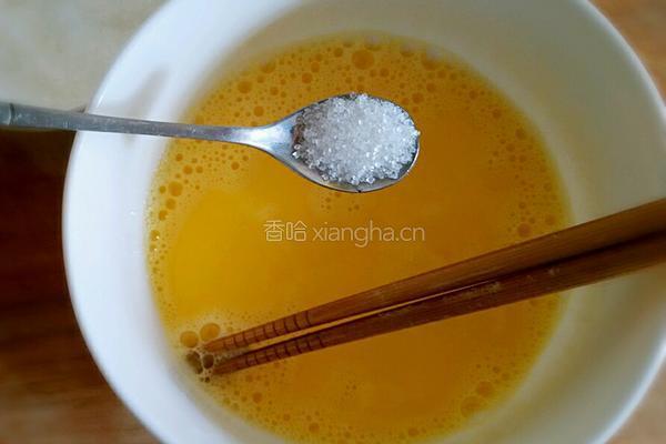 牛奶炖蛋的做法图解2