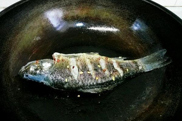 豆瓣鲫鱼的做法图解5
