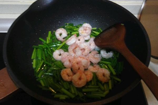 韭菜花炒虾仁的做法图解4