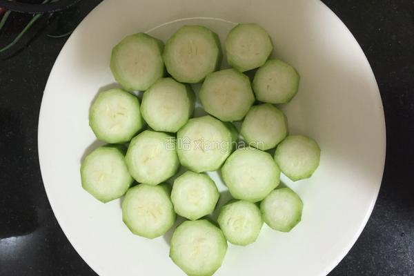 蒜蓉蒸胜瓜的做法图解3