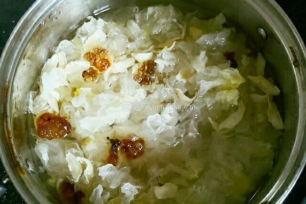雪花甜汤的做法图解1