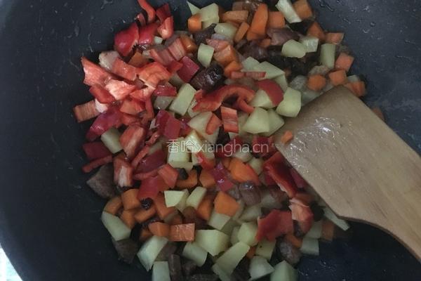 土豆胡萝卜腊肉焖饭的做法图解15