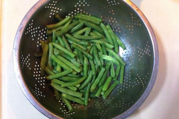 四季豆炒肉片的做法图解1