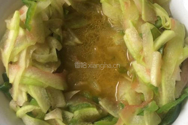 青椒瓜皮小炒的做法图解3