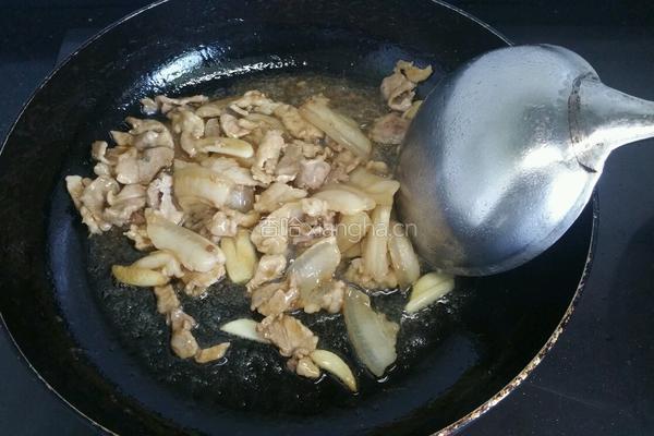 洋葱炒肉的做法图解2