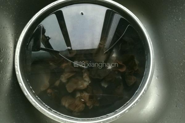 木耳炒鸡蛋的做法图解1