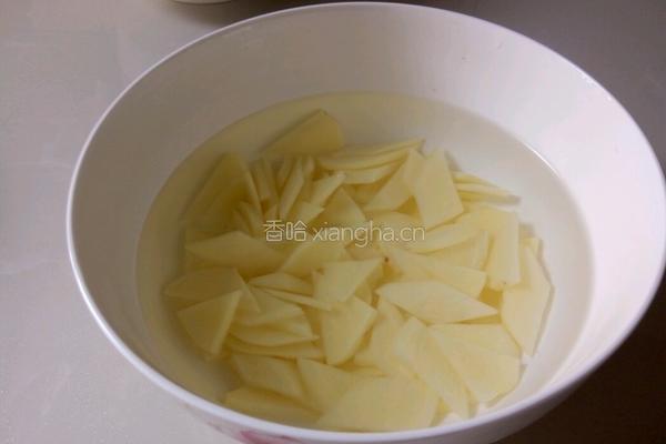 土豆炒面片的做法图解1