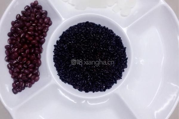 红豆黑米养生粥的做法图解1