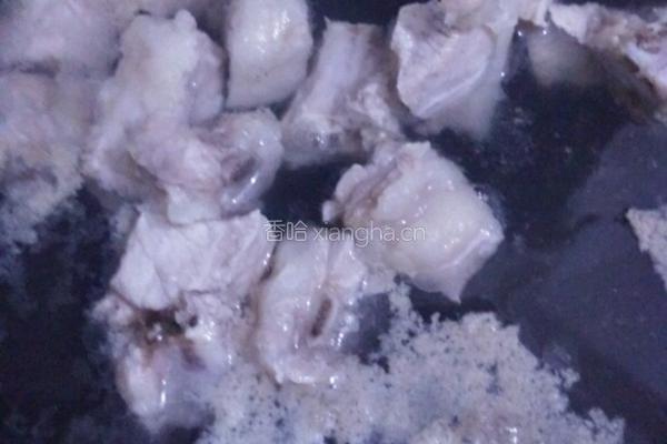 胡萝卜山药排骨汤的做法图解1
