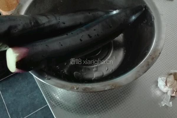 蒜香茄子的做法图解1