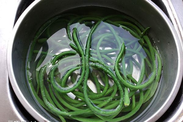 豇豆酿虾肉的做法图解4
