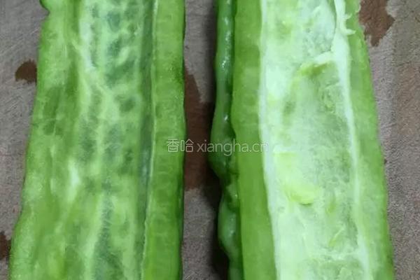 苦瓜炒肉的做法图解1