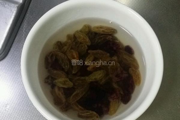 可爱的葡萄干蔓越莓软欧的做法图解2