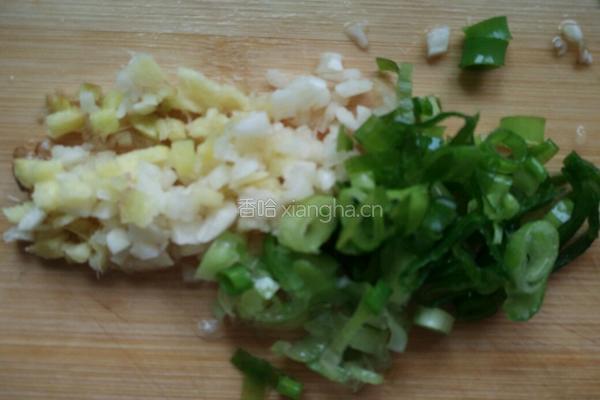 咸鱼蒸腊肉的做法图解2