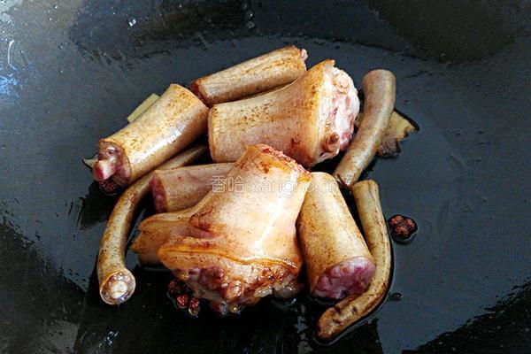 土豆蒸猪尾的做法图解2