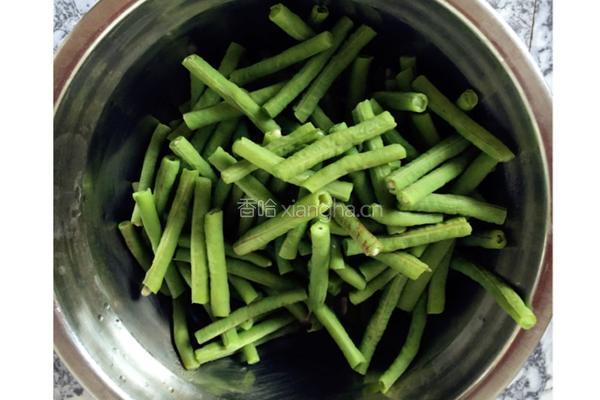 虎皮青椒豇豆的做法图解2