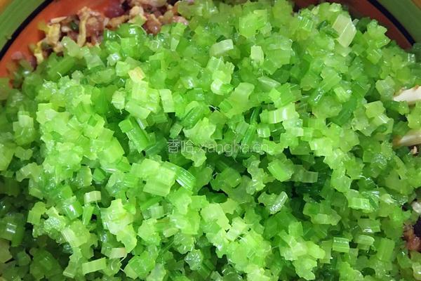 手工水饺——芹菜香菇鲜肉馅的做法图解3