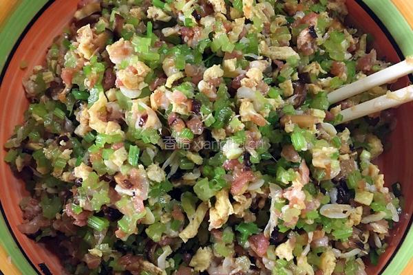 手工水饺——芹菜香菇鲜肉馅的做法图解4