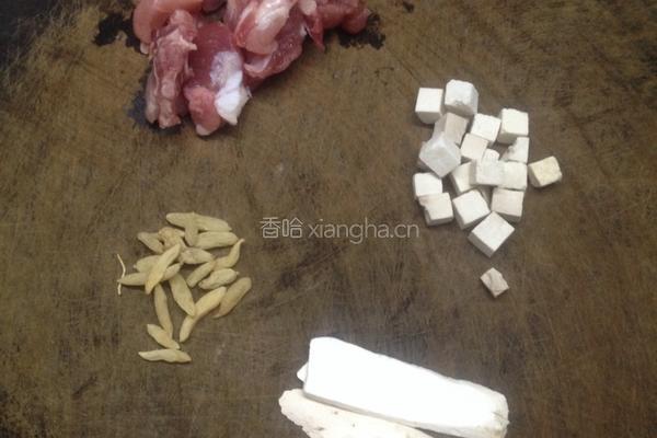白茯苓麦冬山药炖瘦肉的做法图解1